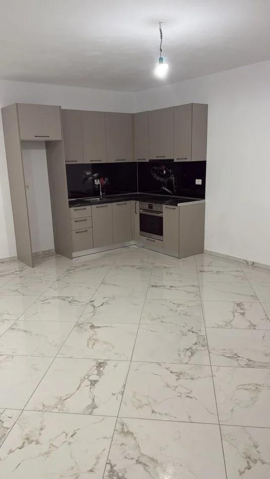 Tirane, jepet me qera shtepi 2+1+Ballkon Kati 1, 117 m² 500 € (Rruga Niko Avrami Shkolla Bajram Curri)