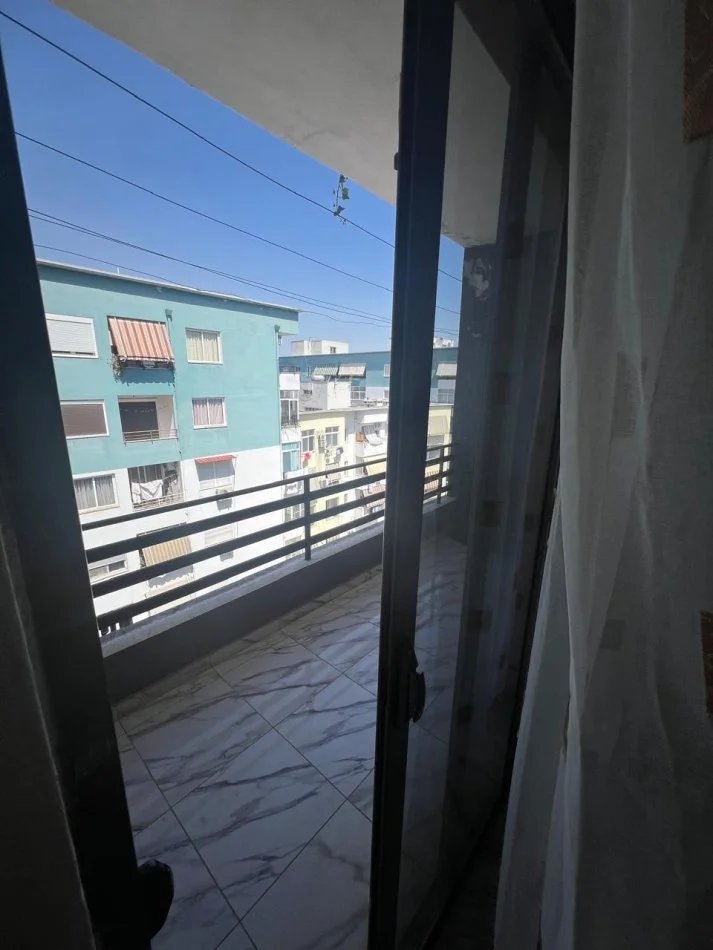 Tirane, jepet me qera apartament 2+1 Kati 7, 100 m² 500 € (Yzberisht)