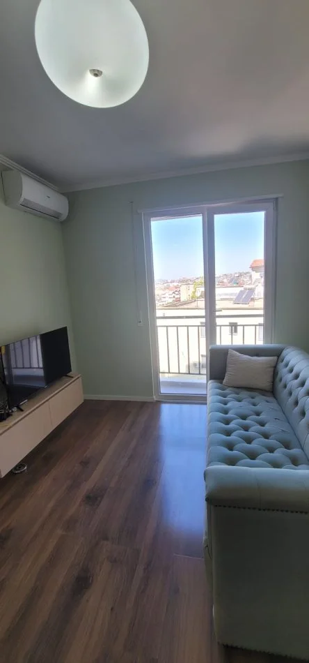Tirane, jepet me qera apartament 1+1+Ballkon , 60 m² 500 € (Rruga e Dibres Ministria e Mbrojtjes)