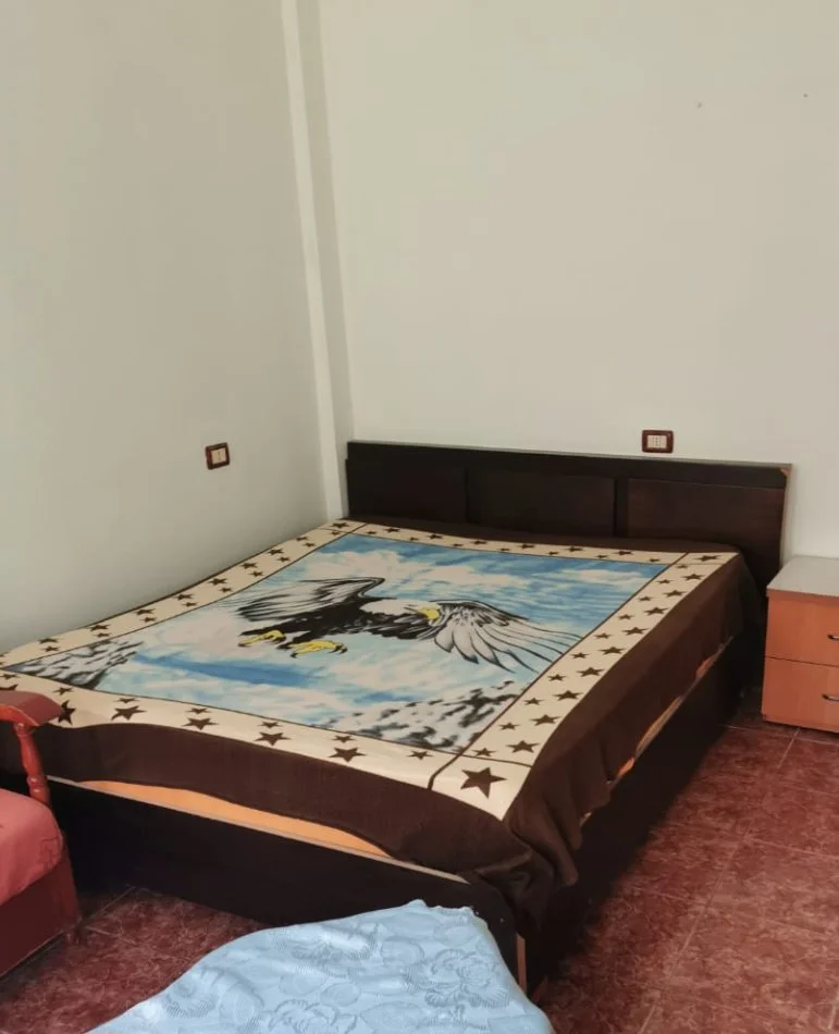 Tirane, jepet me qera garsonier 1+1 Kati 1, 35 m² (Tek Nenstacioni Elektrik,Ne Fund Fare te Bulevardit te ri)
