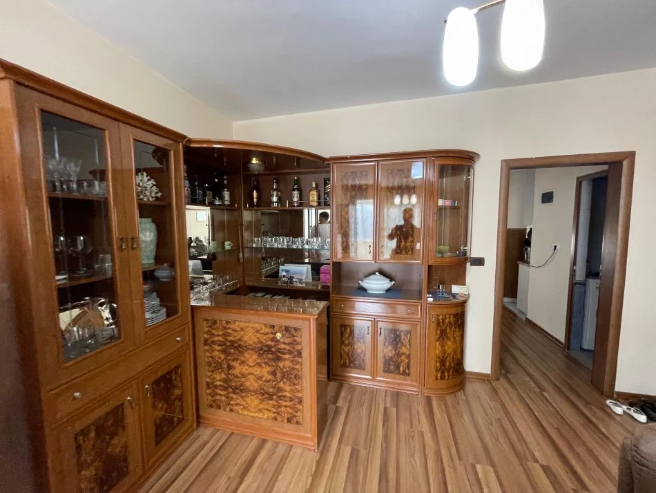 Tirane, jap me qera apartament 3+2+Aneks+Ballkon Kati 2, 130 m² 1.100 € (Garda)