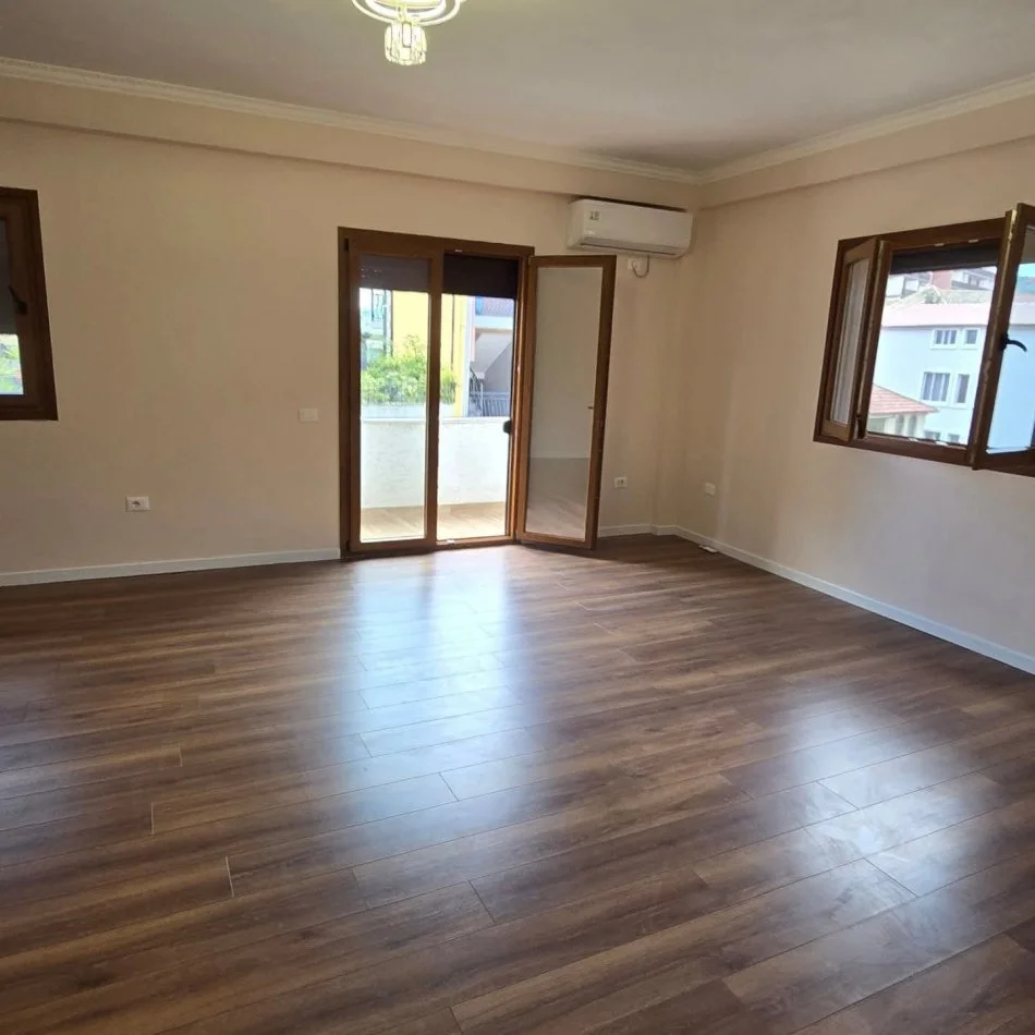 Tirane, jepet me qera apartament 2+1+Ballkon , 130 m² 800 € (Rruga Anton Ashta Kompleksi Dinamo)