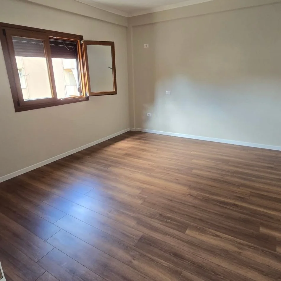 Tirane, jepet me qera apartament 2+1+Ballkon , 130 m² 800 € (Rruga Anton Ashta Kompleksi Dinamo)