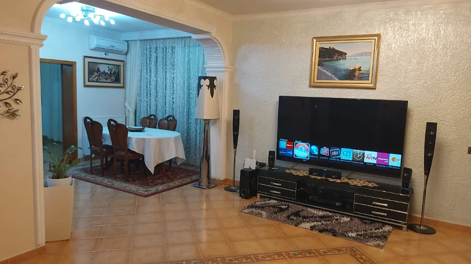 Vlore, jepet me qera mujore (ose javore)  apartament  ,500€