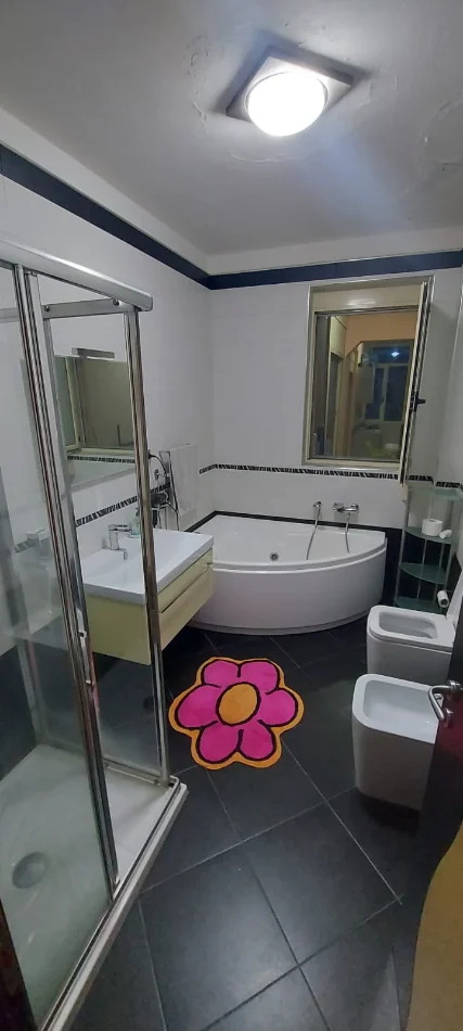 Vlore, jepet me qera mujore (ose javore)  apartament  ,500€