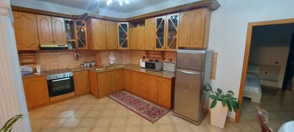 Vlore, jepet me qera mujore (ose javore)  apartament  ,500€
