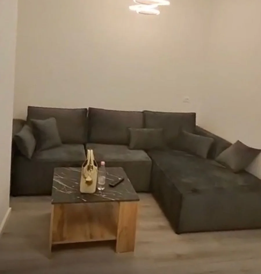 Tirane, jepet me qera apartament 1+1+Ballkon Kati 2, 90 m² 650 € (afer rruges fortuzi)