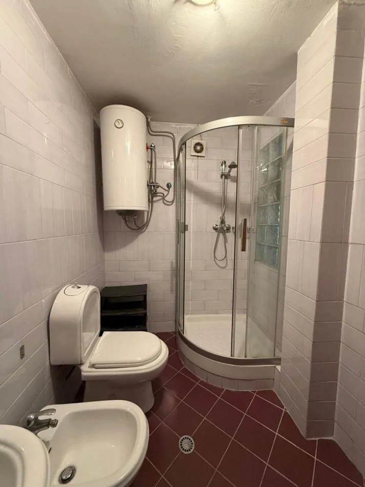 Tirane, jepet me qera garsonier 1+1 Kati 1, 30 m² 400 € (Rr. Xhemal Tafaj)