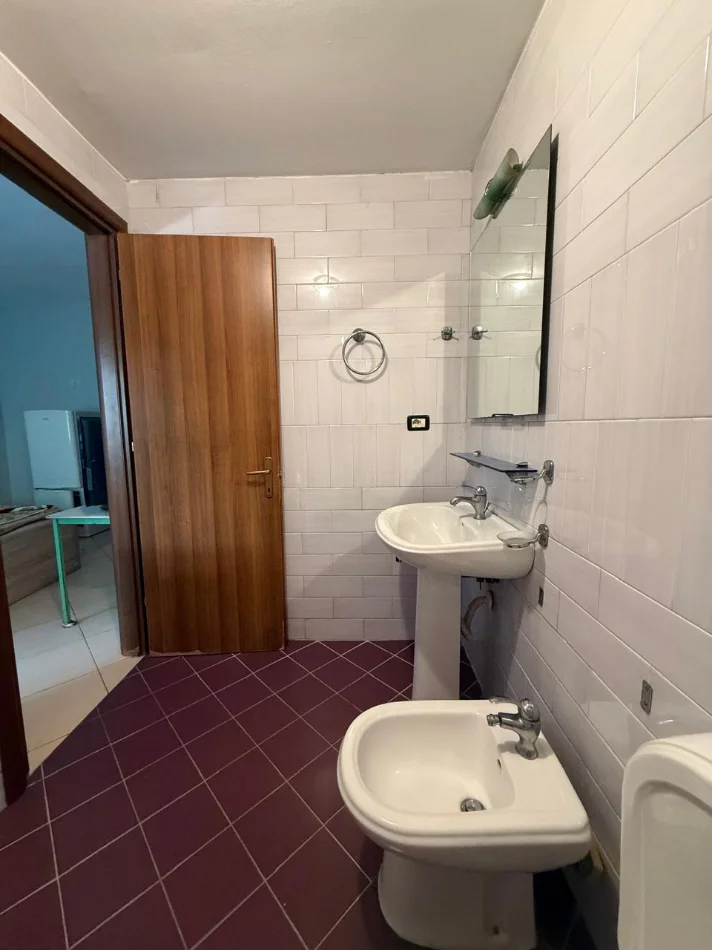 Tirane, jepet me qera garsonier 1+1 Kati 1, 30 m² 350 € (Selvia)