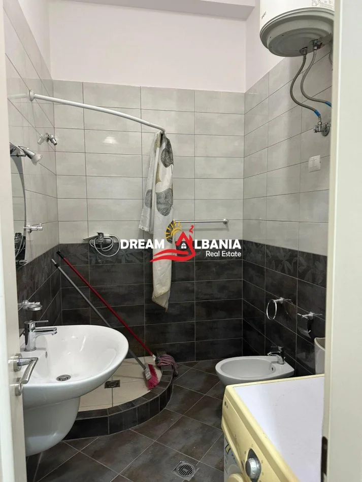 Tirane, jepet me qera garsonier te Mine Peza Kati 7, 60 m² 400 € (prane prokurorise)