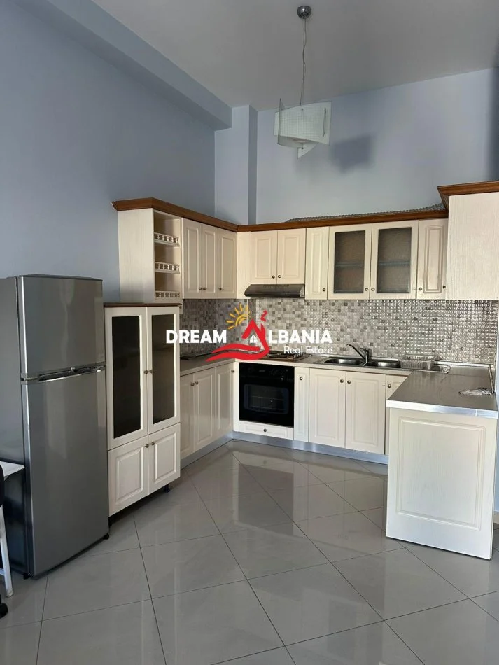 Tirane, jepet me qera garsonier te Mine Peza Kati 7, 60 m² 400 € (prane prokurorise)