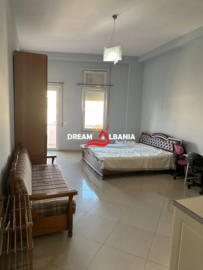Tirane, jepet me qera garsonier te Mine Peza Kati 7, 60 m² 400 € (prane prokurorise)