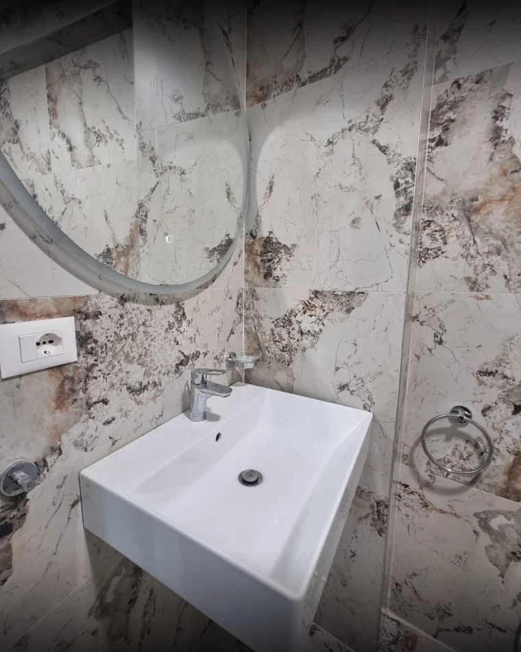 Tirane, jepet me qera apartament 1+1+Ballkon Kati 1, 70 m² 