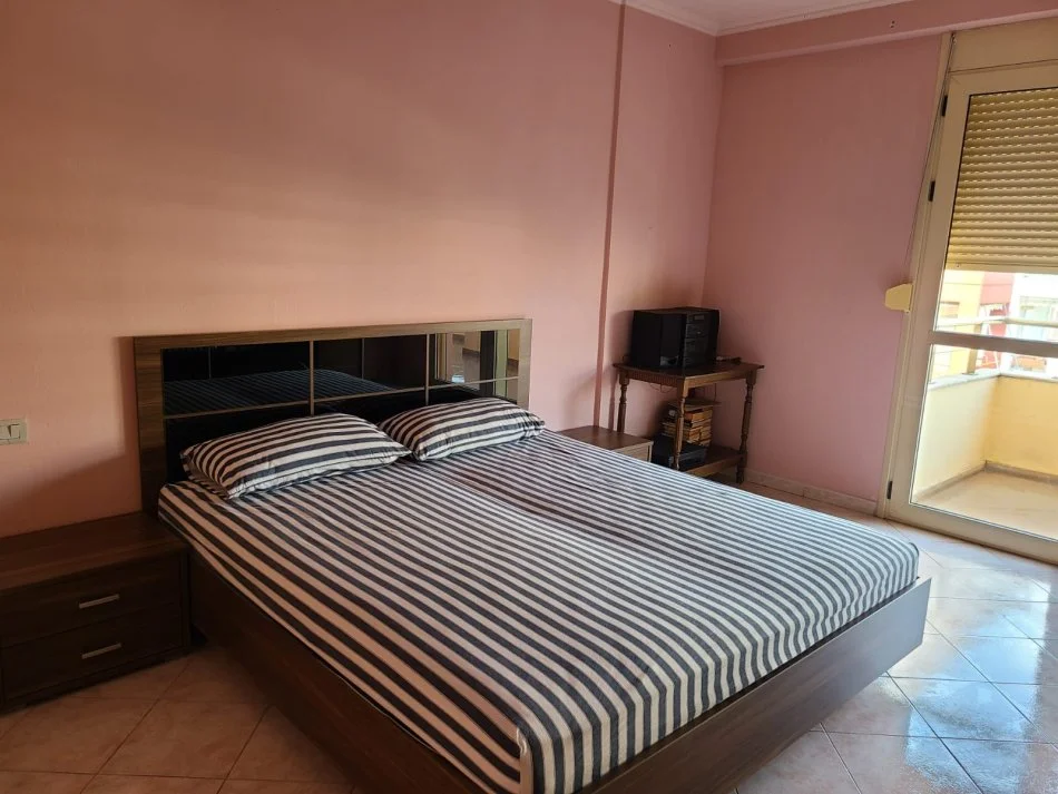 Vlore, jepet me qera 1+1+Ballkon Kati 4, 79 m² 300 € (Rruga Gjergj Kastrioti Vlore)