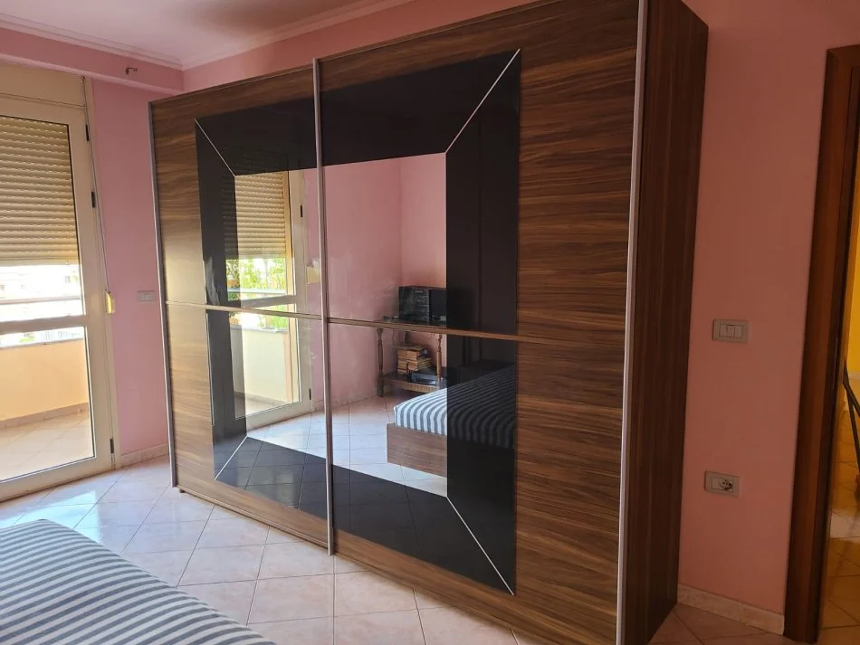 Vlore, jepet me qera 1+1+Ballkon Kati 4, 79 m² 300 € (Rruga Gjergj Kastrioti Vlore)