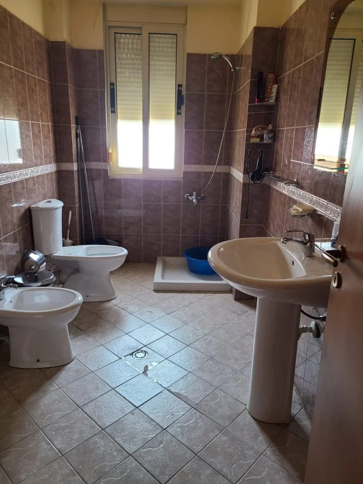 Vlore, jepet me qera 1+1+Ballkon Kati 4, 79 m² 300 € (Rruga Gjergj Kastrioti Vlore)