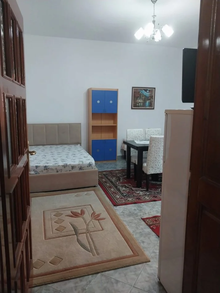 Tirane, jepet me qera garsonier Kati 1, 50 m² 30.000 Leke (Rruga e Dibres)