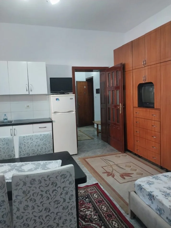 Tirane, jepet me qera garsonier Kati 1, 50 m² 30.000 Leke (Rruga e Dibres)