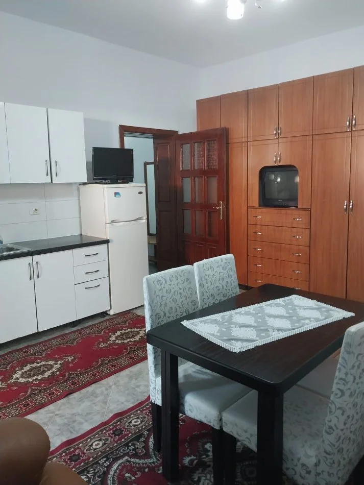Tirane, jepet me qera garsonier Kati 1, 50 m² 30.000 Leke (Rruga e Dibres)