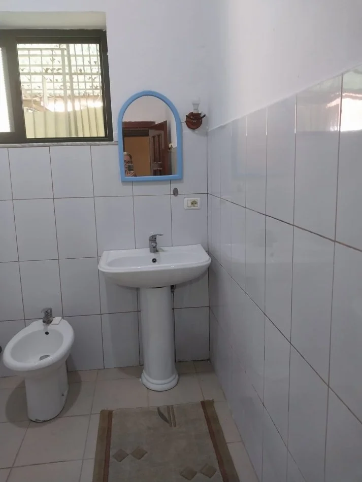 Tirane, jepet me qera garsonier Kati 1, 50 m² 30.000 Leke (Rruga e Dibres)