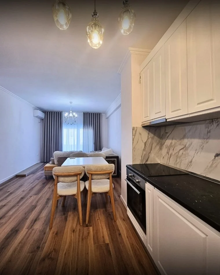 Tirane, jepet me qera apartament 2+1+Ballkon Kati 1, 105 m² 600 €