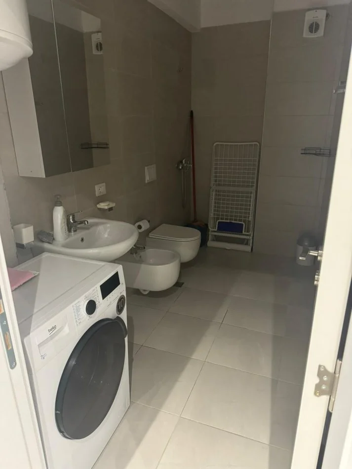 Tirane, jepet me qera apartament 1+1 Kati 2, 64 m² 600 € (Rruga e Zallit, Kodra e Diellit)