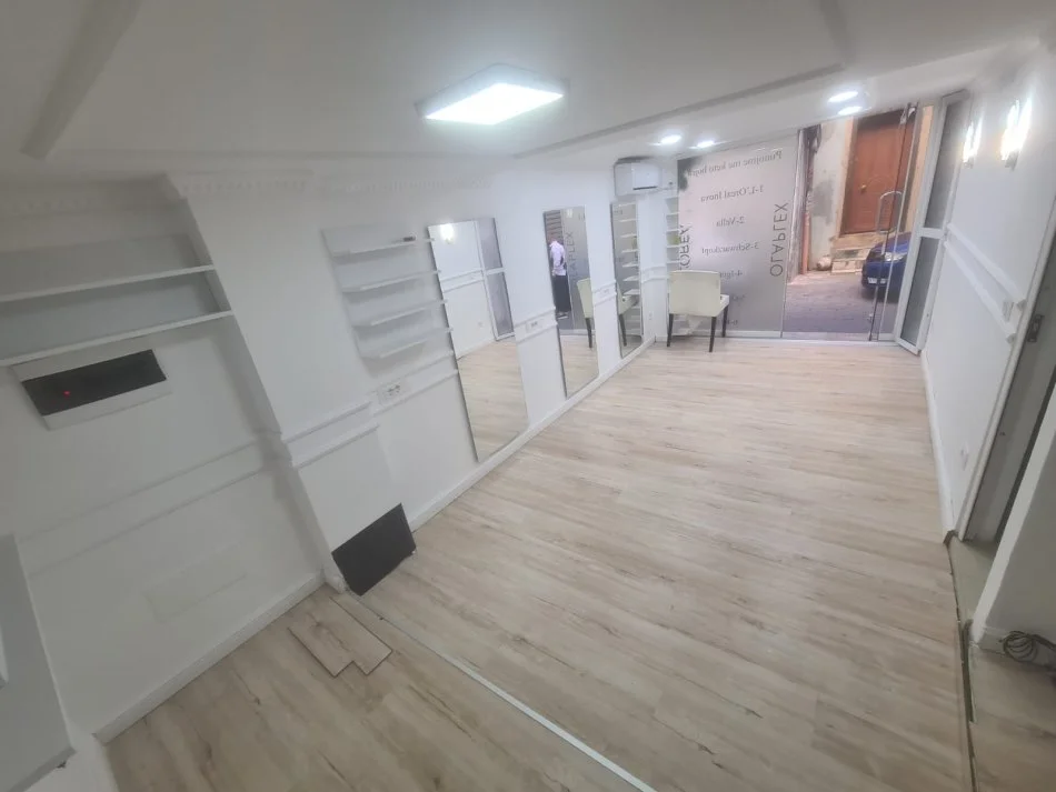 Tirane, jepet me qera ambjent biznesi Kati 1, 40 m² 600 € (Brigada 8)