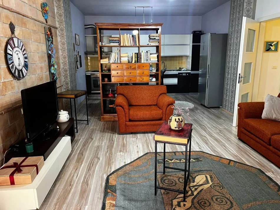 Tirane, jepet me qera apartament 2+1+Aneks+Ballkon Kati 2, 110 m² 600 € (Kristal Center)