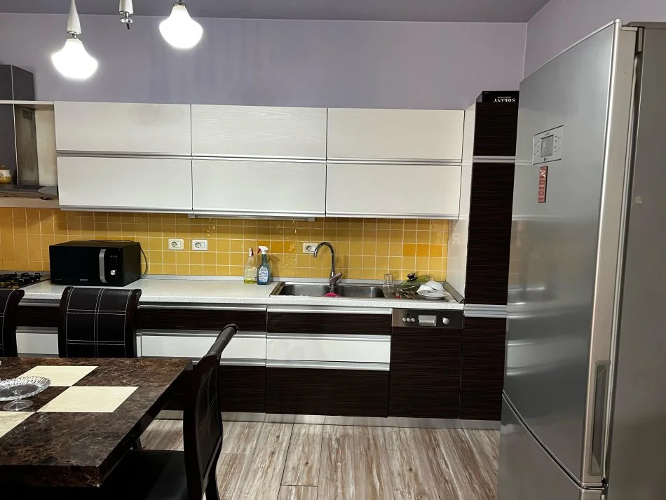 Tirane, jepet me qera apartament 2+1+Aneks+Ballkon Kati 2, 110 m² 600 € (Kristal Center)