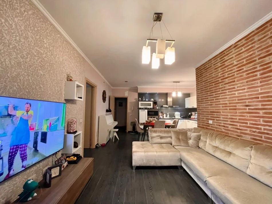 Tirane, jepet me qera apartament 2+1+Aneks+Ballkon Kati 3, 107 m² 800 € 