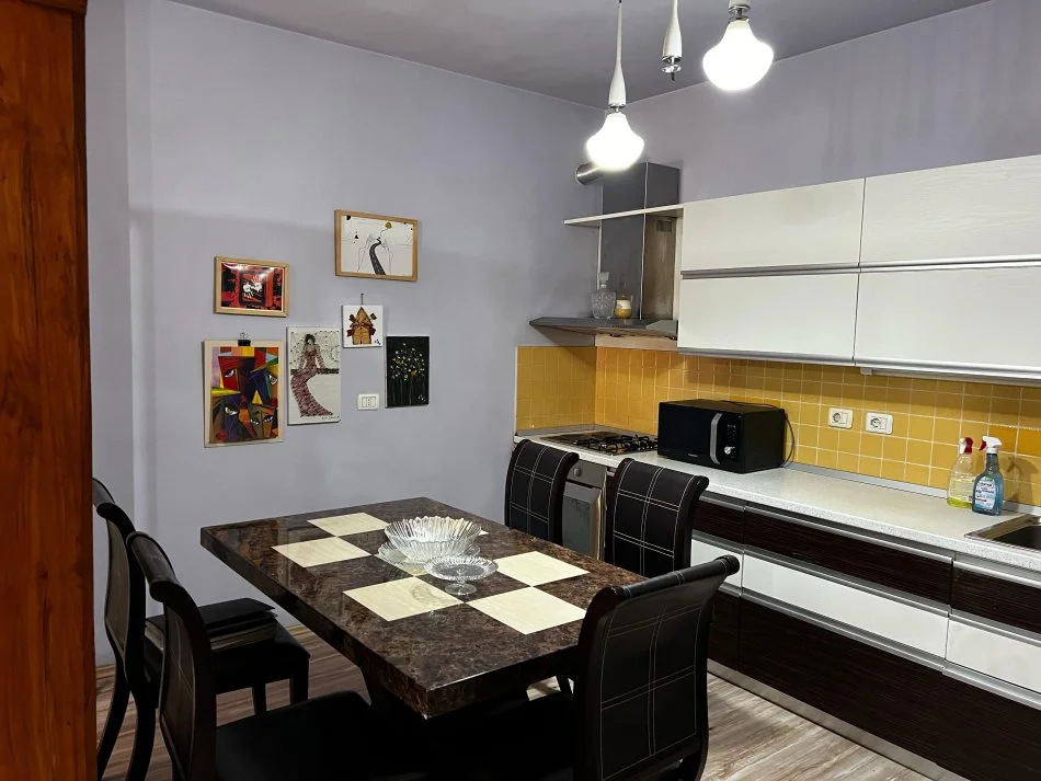 Tirane, jepet me qera apartament 2+1+Aneks+Ballkon Kati 2, 110 m² 600 € (Kristal Center)