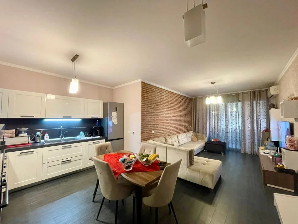 Tirane, jepet me qera apartament 2+1+Aneks+Ballkon Kati 3, 107 m² 800 € 