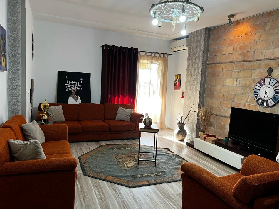 Tirane, jepet me qera apartament 2+1+Aneks+Ballkon Kati 2, 110 m² 600 € (Kristal Center)
