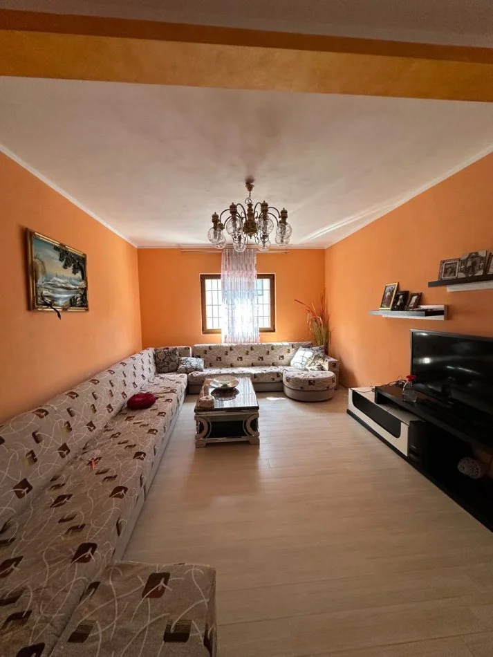 Tirane, jepet me qera apartament