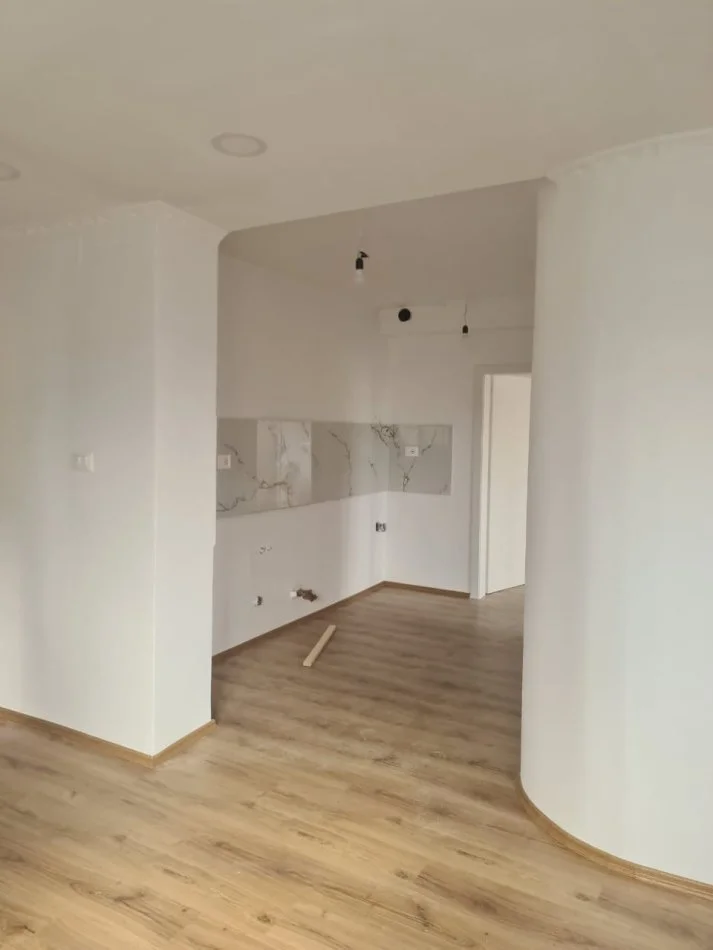 Tirane, shes 2+1+Ballkon Kati 6, 160.000 € (Grigor Heba)