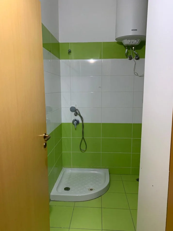Vlore, jap me qera apartament 1+1 Kati 4, 350 € (Te Xhamia)