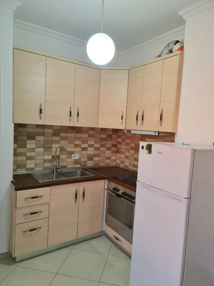 Tirane, jepet me qera garsonier Kati 5, 36 m² 380 € (Rruga Njazi Meka)