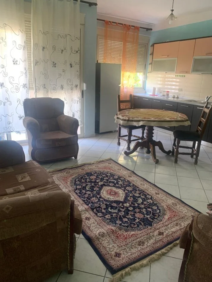 Tirane, jepet me qera apartament 1+1 Kati 2, 60 m² 300 € (Tek restorant fresku 100 metra me larg drejt rruges se thesarit)