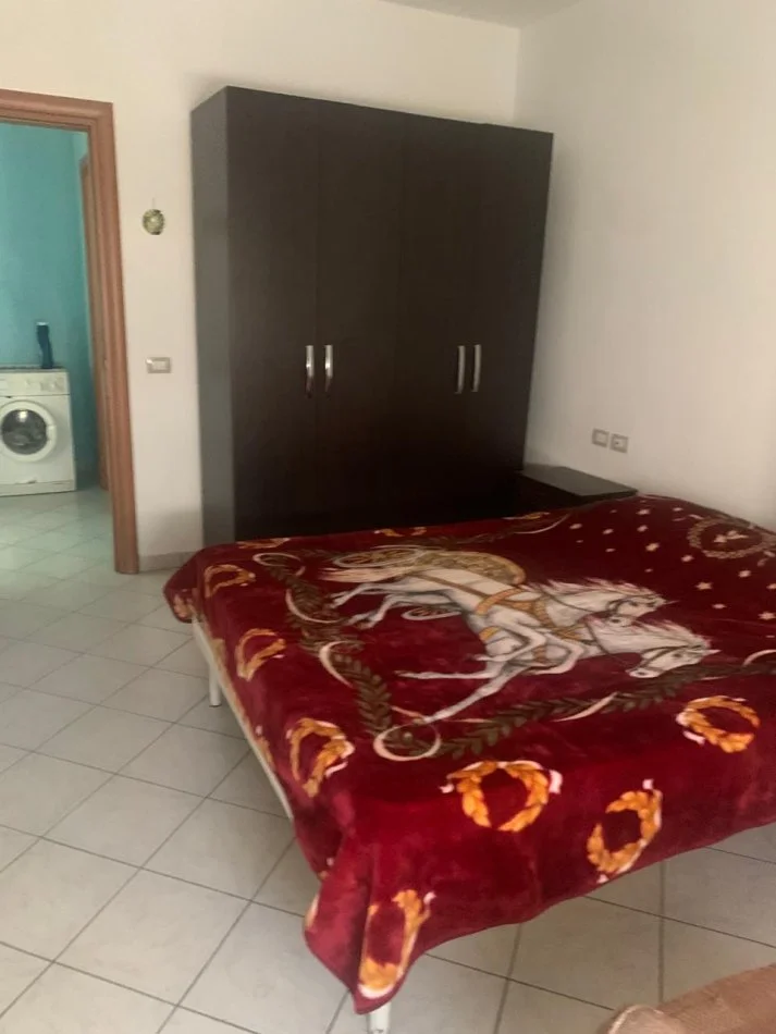 Tirane, jepet me qera apartament 1+1 Kati 2, 60 m² 300 € (Tek restorant fresku 100 metra me larg drejt rruges se thesarit)