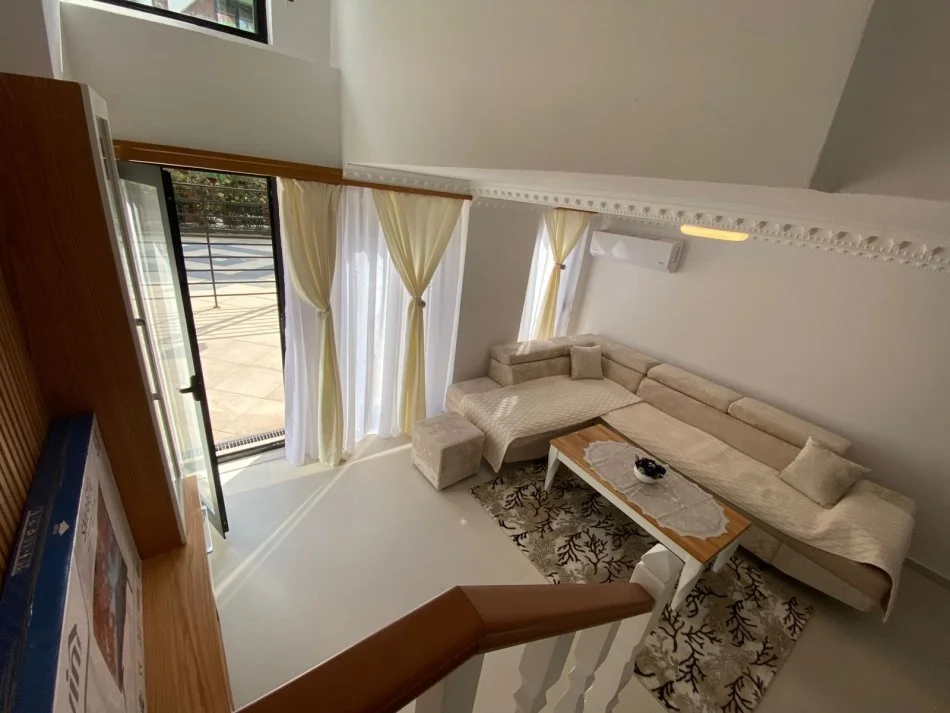 Tirane, jepet me qera apartament duplex 2+1 Kati 1, 120 m² 800 € 