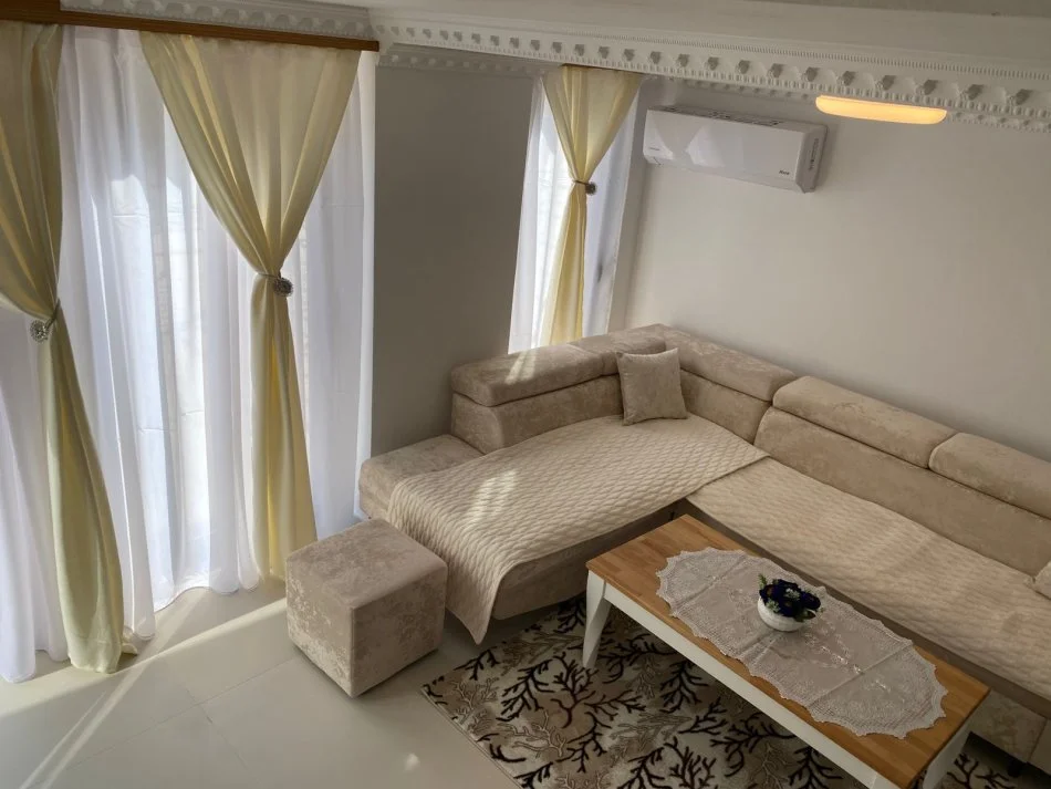 Tirane, jepet me qera apartament duplex 2+1 Kati 1, 120 m² 800 € 