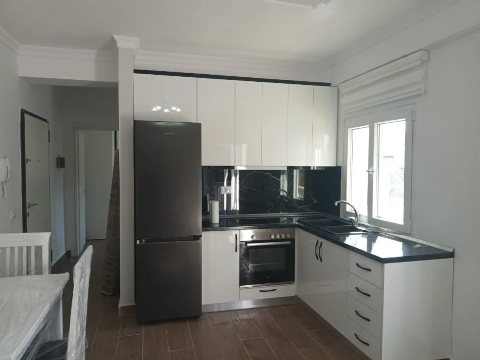 Tirane, jepet me qera apartament 1+1+Ballkon Kati 4, 55 m² 500 € (Universiteti Barleti ne Selite)