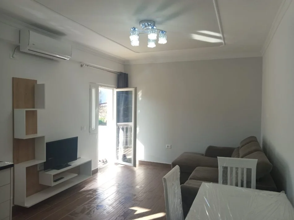 Tirane, jepet me qera apartament 1+1+Ballkon Kati 4, 55 m² 500 € (Universiteti Barleti ne Selite)