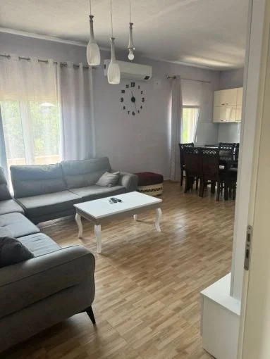 Tirane, jepet me qera apartament 2+1 Kati 2, 150 m² 450 € (Rruga Neco Muko)