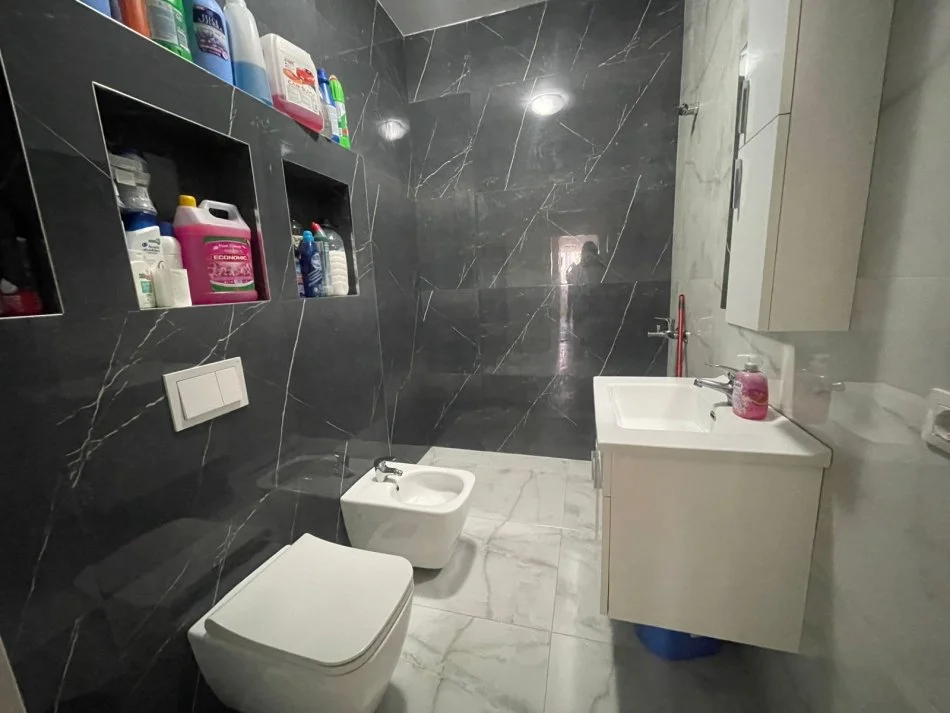 Tirane, jepet me qera apartament 2+1 Kati 2, 102 m² 650 € (Liqeni i Thate, Kompleksi FZ)