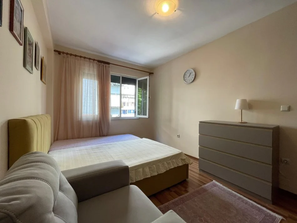 Tirane, jepet me qera apartament 3+1+Ballkon Kati 2, 125 m² 1.100 € 