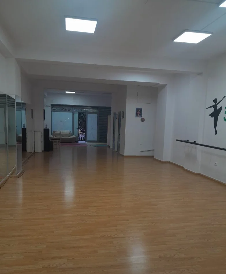 Tirane, jepet me qera ambjent biznesi Kati 0, 110 m² 600 € (Rruga Thoma Koxhaj)