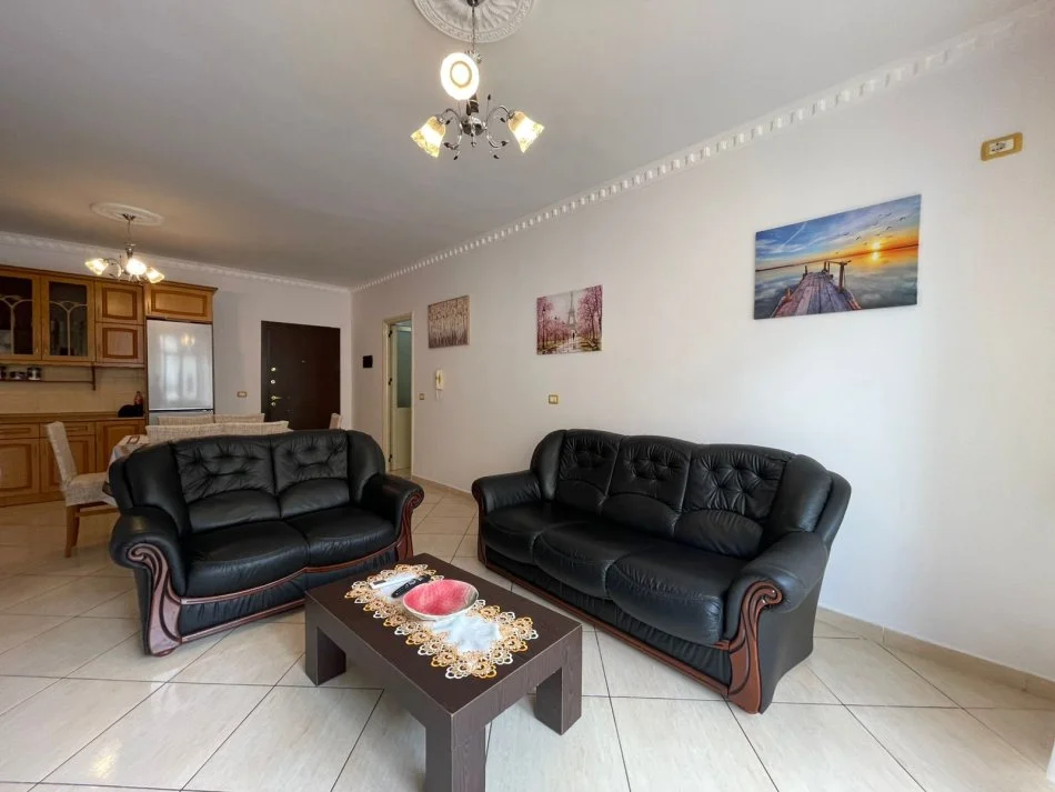 Vlore, jepet me qera apartament 2+1 Kati 5, 96 m² 400 € (Skele)