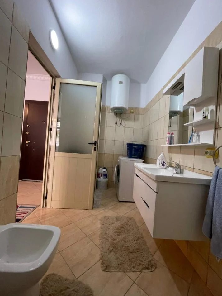 Vlore, jepet me qera apartament 2+1 Kati 5, 96 m² 400 € (Skele)