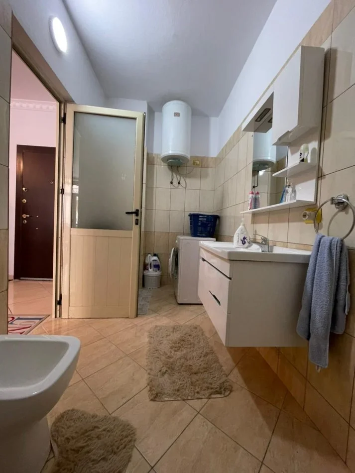 Vlore, jepet me qera apartament 2+1 Kati 5, 96 m² 400 € (Skele)